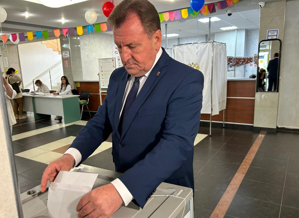 Глава Ставрополя Иван Ульянченко проголосовал в первые часы выборов
