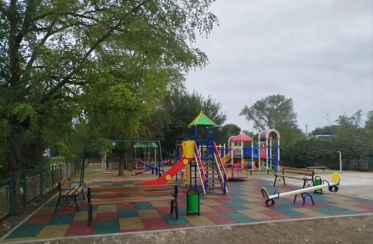 В посёлке Верхнестепном появилась современная детская площадка