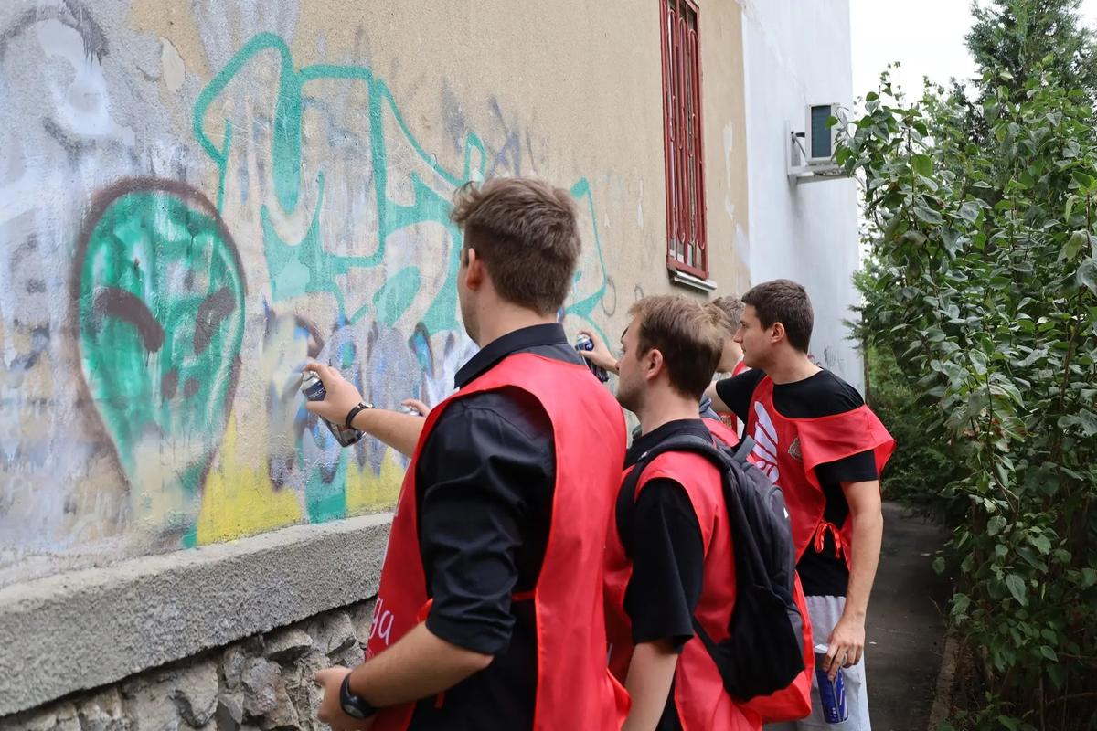 Волонтеры Ставрополя закрасили более 500 реклам наркошопов
