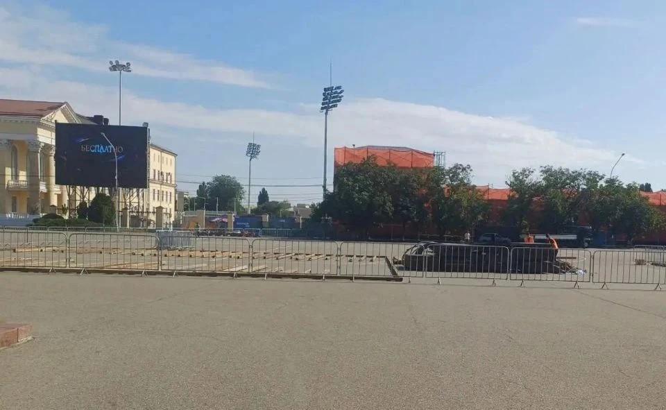 На площади Ленина в Ставрополе приступают к монтажу ледовой арены
