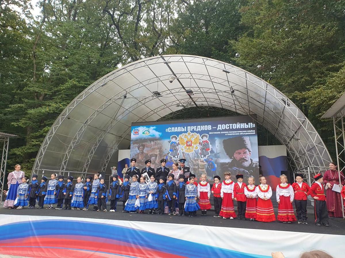 Юные ставропольцы выступили на казачьем фестивале в парке Победы
