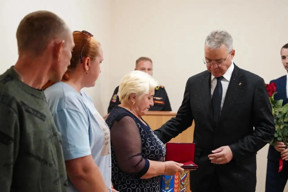 Глава Ставрополья передал Орден Мужества матери погибшего пограничника