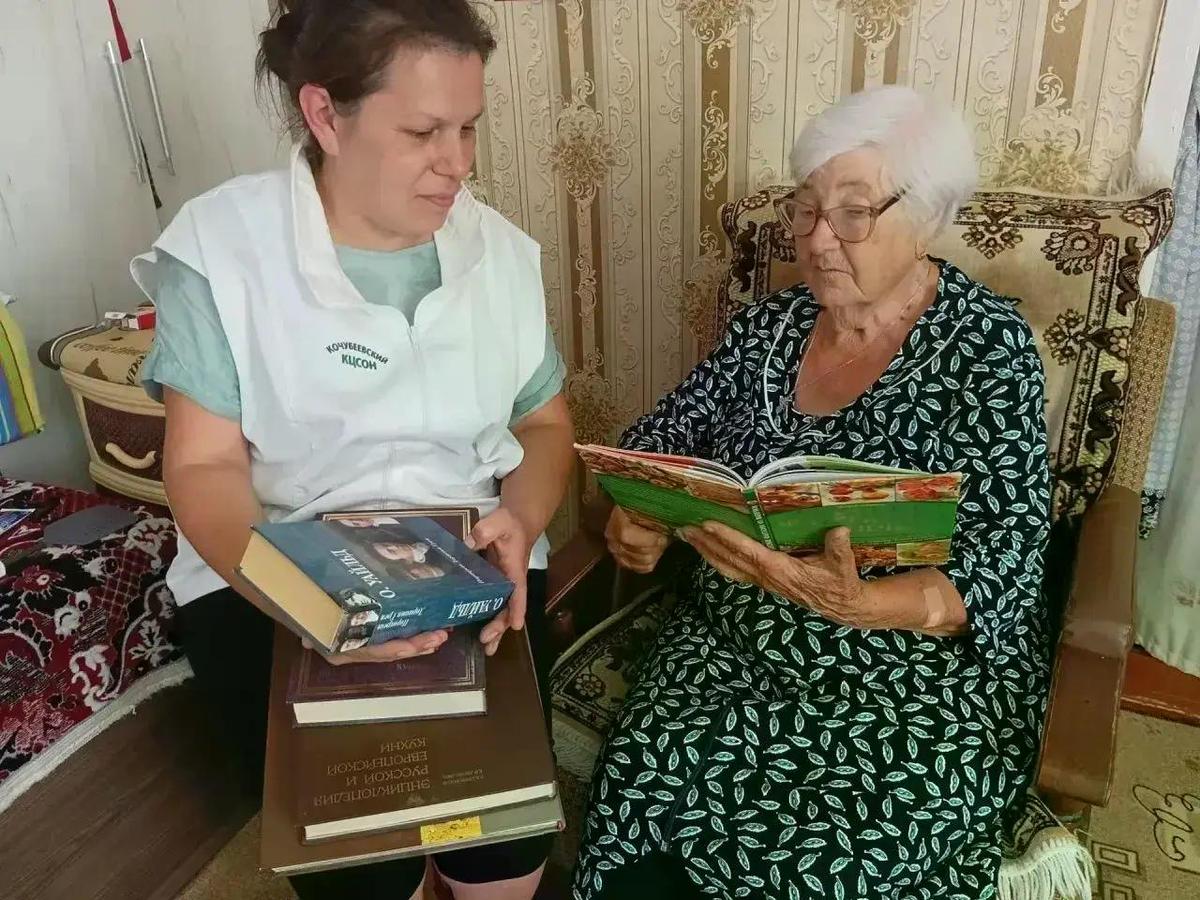 В Кочубеевском округе «серебряные» волонтёры привозят книги маломобильным людям