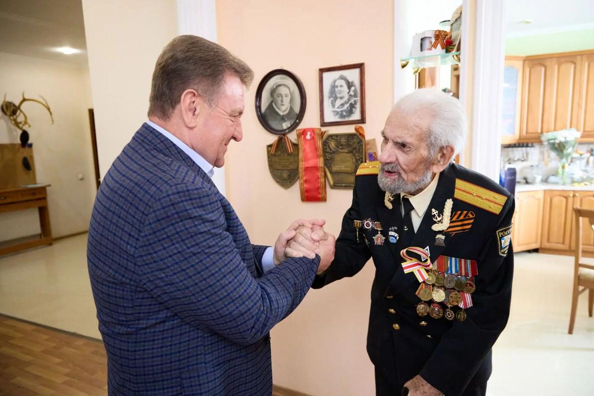 Глава Ставрополя поздравил ветерана с днем рождения