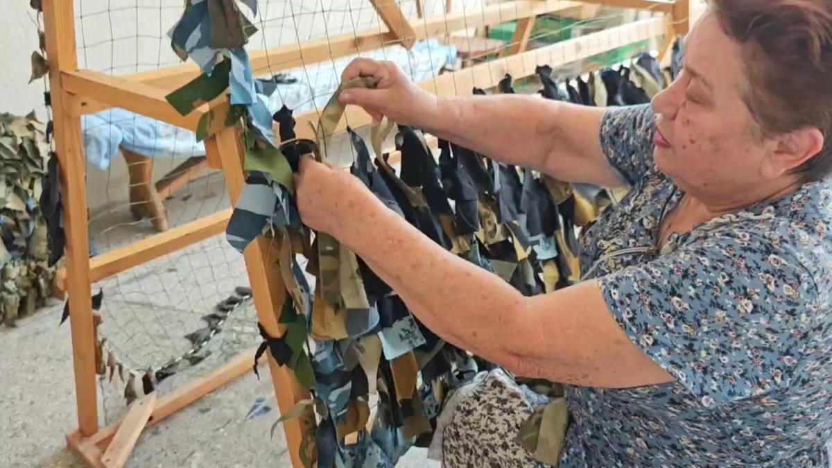 Волонтёры в Кировском округе изготовили 300 маскировочных сетей для фронта