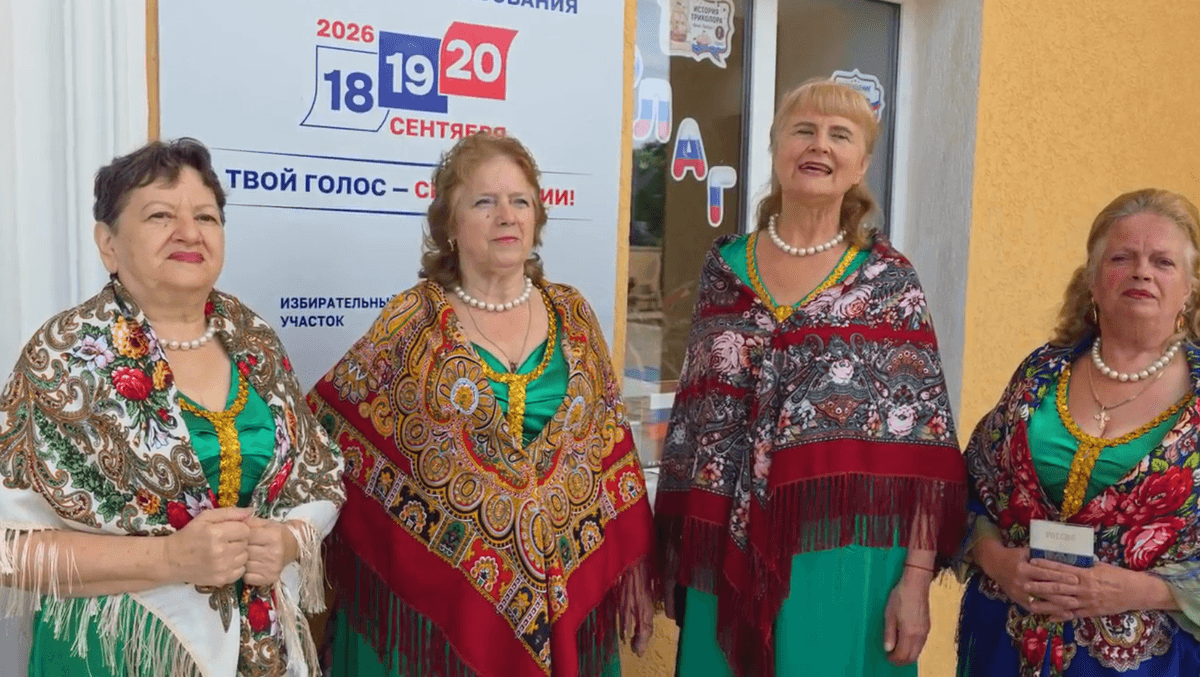Певицы с роскошными шалями на плечах пришли голосовать в селе Новоблагодарном