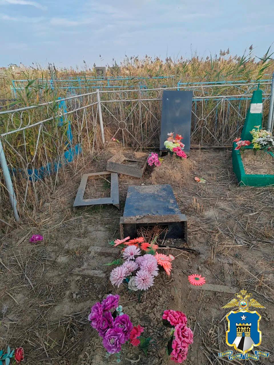 На кладбище Тукуй-Мектеба неизвестный повредил 13 надгробий родственников аульчан