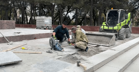 В Пятигорске постамент под мемориал участникам СВО облицовывают камнем