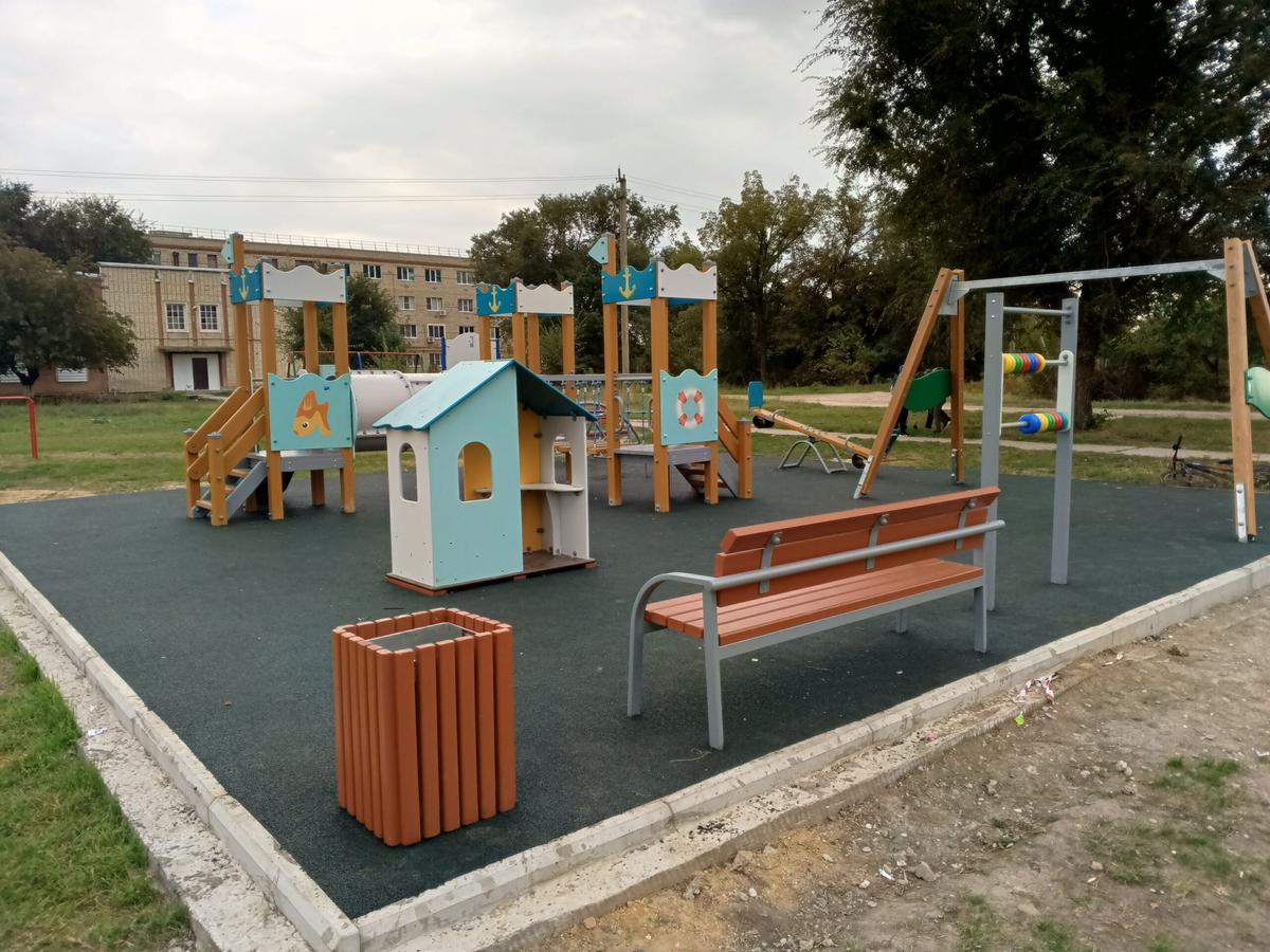 В посёлке Новокумском обновили детскую площадку