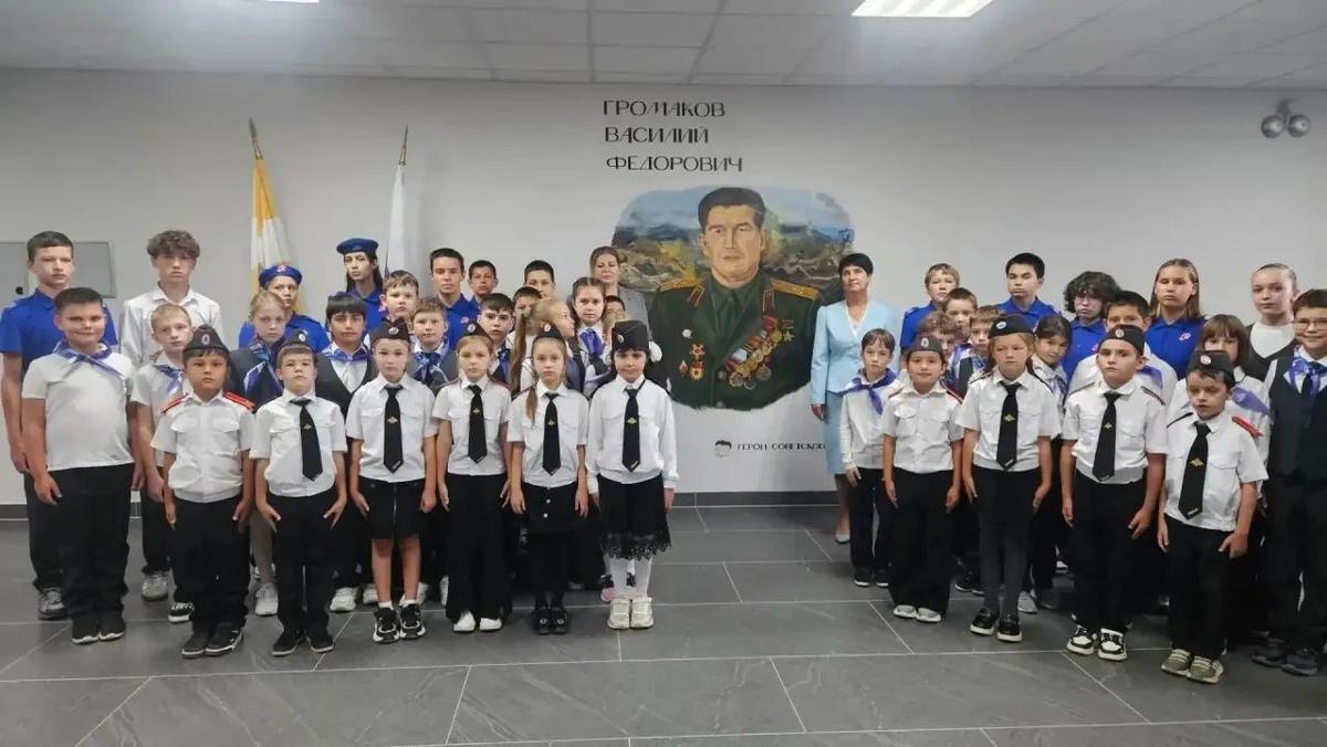 В отремонтированной школе Труновского округа открыли мурал в честь Героя СССР