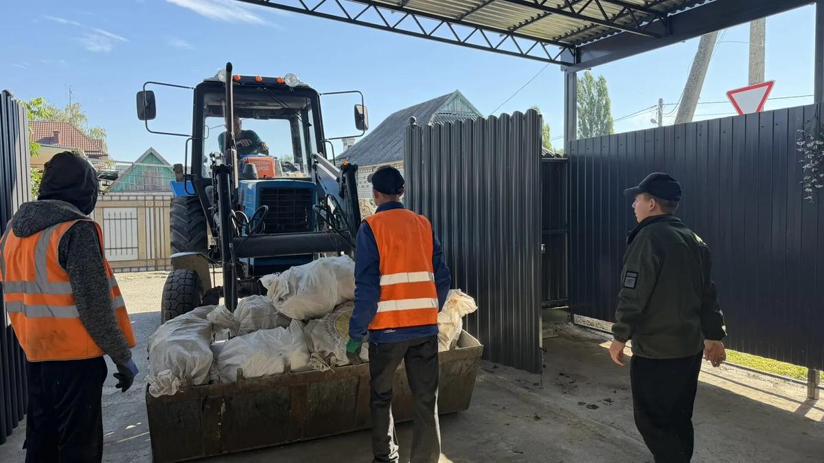 В Кировском округе маме участника спецоперации помогли с уборкой территории