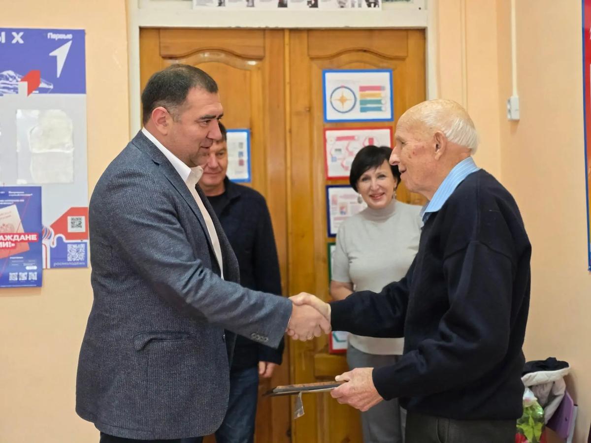 Сотрудника гимназии в Минеральных Водах поздравили с 90-летием