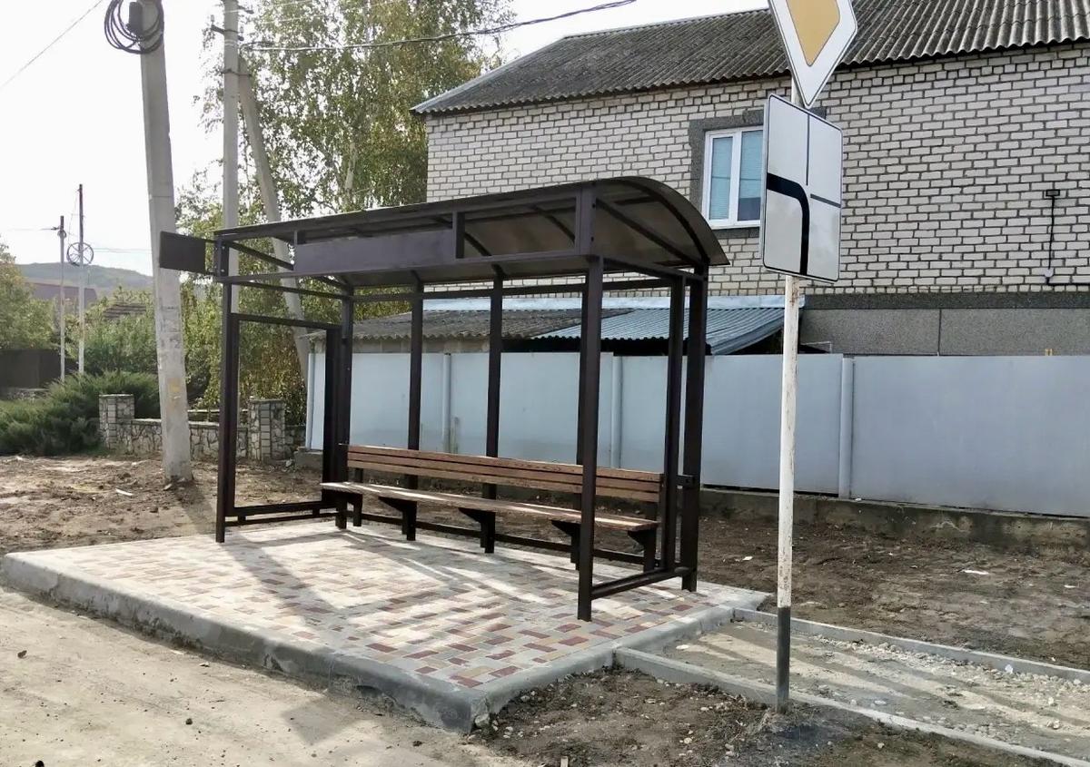 На четырёх улицах Светлограда появились новые остановочные павильоны