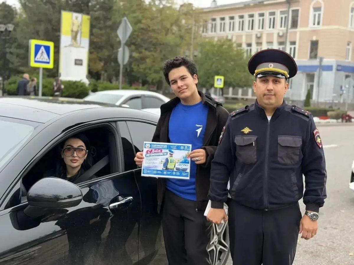 Автоинспекторы Ставрополья поздравили водителей с профессиональным праздником