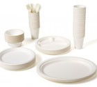 Чем грозит горячий обед из пластиковых тарелок?