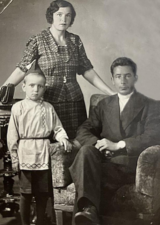 Алексей Иванович с женой Марией Андреевной с сыном Вилорием