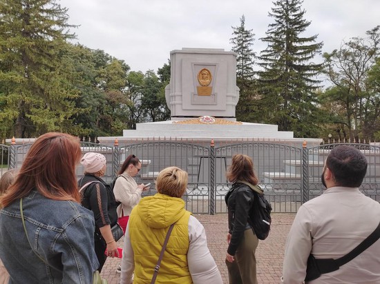 Туристы возле памятника генералу И.Р. Апанасенко на Крепостной горе в Ставрополе