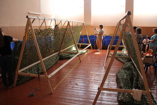 Плетение маскировочных сетей в селе Привольном. Администрация Красногвардейского округа Ставрополья