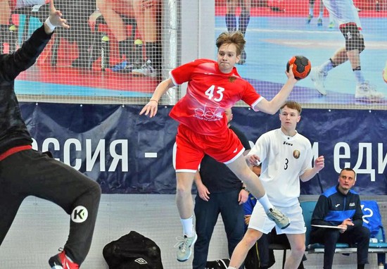 Никита Кириленко совершает бросок в товарищеском матче  в составе юношеской сборной России