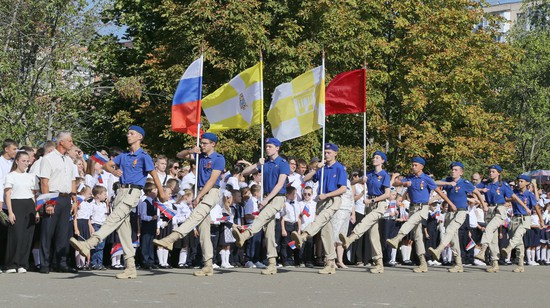 Юнармейцы лицея №35 торжественно вынесли на площадь знамена
