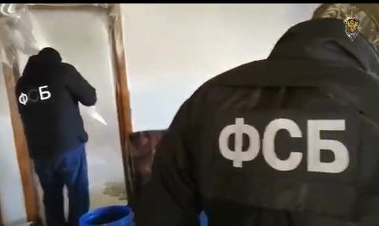 Сотрудники ФСБ обследуют домовладение «алхимика». Скриншот из видео АНК по Ставропольскому краю