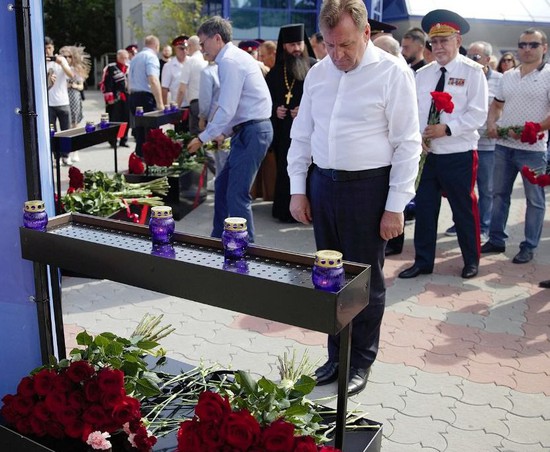Первые лица возложили цветы у ДКиС. Пресс-служба администрации города Ставрополя