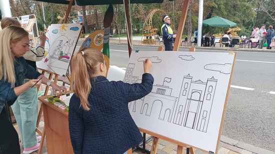 Дети рисуют город будущего