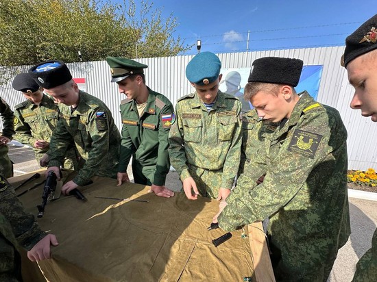 Ребята изучают устройство оружия. Миннац Ставропольского края