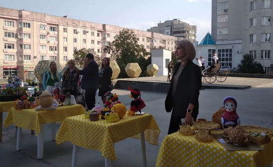 Выставка поделок детсадовцев Ставрополя на площадке перед ДДТ
