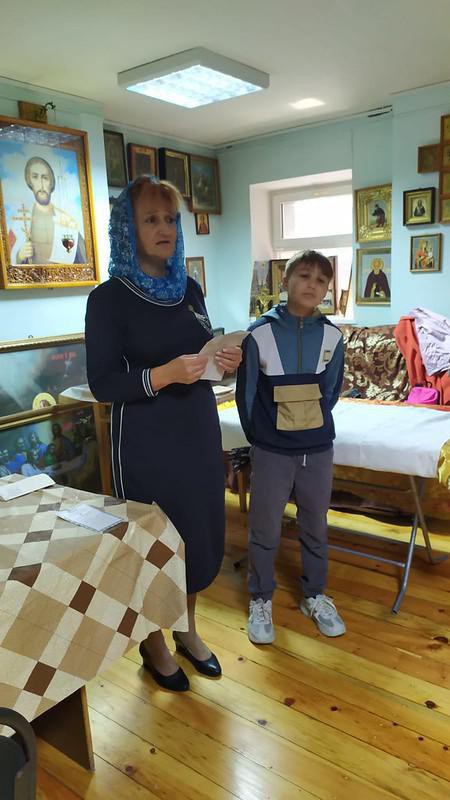 Никита Перевязко и Ольга Евгеньевна Сорокина читают письмо с фронта