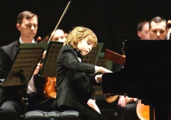 Юный пианист Елисей Мысин. Фото из Телеграм-канала главы Ставрополья Владимира Владимирова