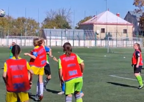 Команды девочек играли в футбол. Скриншот из видео в Телеграм-канале Ивана Ульянченко