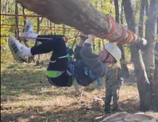 Юные туристы на соревнованиях спартакиады. Скриншот из видео в Телеграм-канале мэра Ставрополя Ивана Ульянченко
