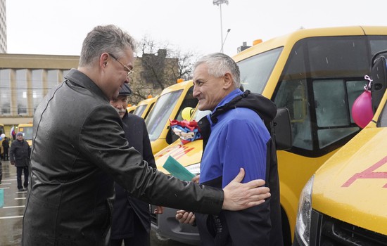 Губернатор Ставрополья Владимир Владимиров вручил ключи от новых школьных автобусов. Пресс-служба ГСК