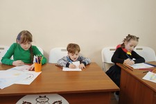 Дети рисуют и пишут письма воинам СВО