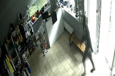 Вор в магазине на видео камеры наблюдения. Скриншот ГУ МВД России по Ставропольскому краю