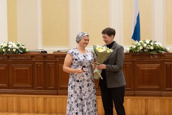 Министр труда и соцзащиты Ставрополья Елена Мамонтова вручает медаль. Пресс-служба администрации города