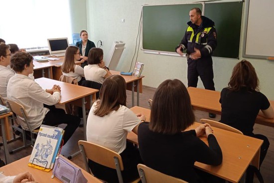 Госавтоинспектор проводит «Разговор о важном» в школе Ставрополя. УГИБДД по краю