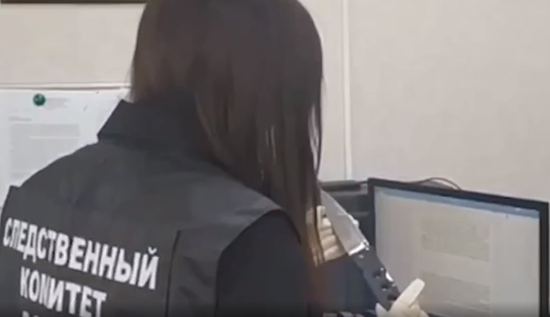 Следователь Изобильненского межрайонного отдела исследует нож. СУ СКР по Ставрополью