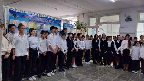 Учащиеся средней школы села Богдановка. Администрация Степновского округа