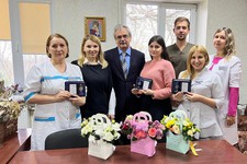 Александр Кривко вручает награды сотрудникам городской детской клинической больницы имени Г.К.Филиппского г. Ставрополя