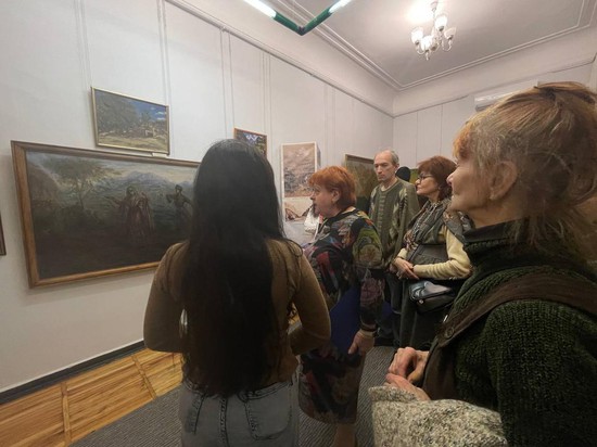  Посетители рассматривают «Лезгинку» Федора Черноусенко