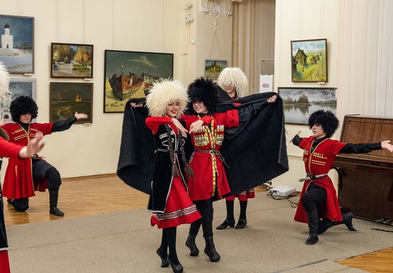 Презентацию выставки украсил ансамбль кавказского танца «Казбек» . ГБУК СК СКМИИ