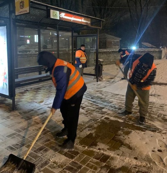 Очистка от снега тротуаров около остановочных павильонов. Фото из ТГ-канала мэра Ставрополя