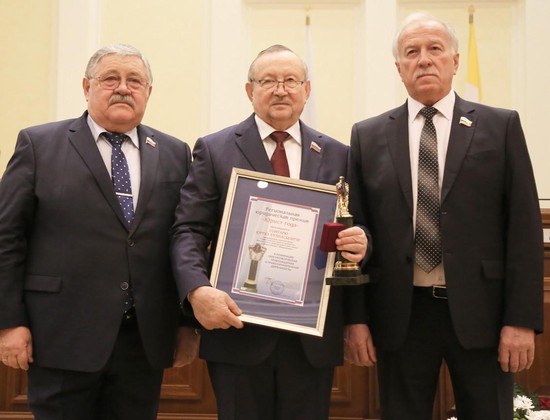 Николай Кашурин (слева) и Николай Великдань (справа) вручают награду Юрию Гонтарю