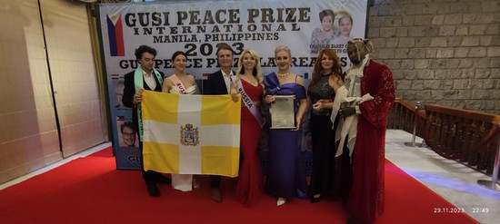 Ирина Бондарь после награждения премией мира Гузи (третья справа)