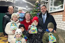 Дети в многодетной семье не остались без подарка. Администрация Кировского округа