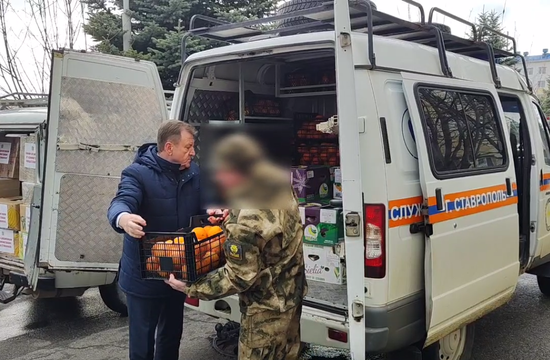 Иван Ульянченко помогает в погрузке мандаринов. Скриншот из ТГ-канала мэра Ставрополя