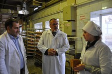 Глава города Ставрополя Георгий Колягин знакомится с продукцией 3-го хлебозавода. 