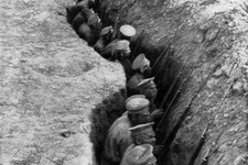 Русские солдаты в окопах, 1915 г. (снимок из фондов Российского государственного военно-исторического архива)